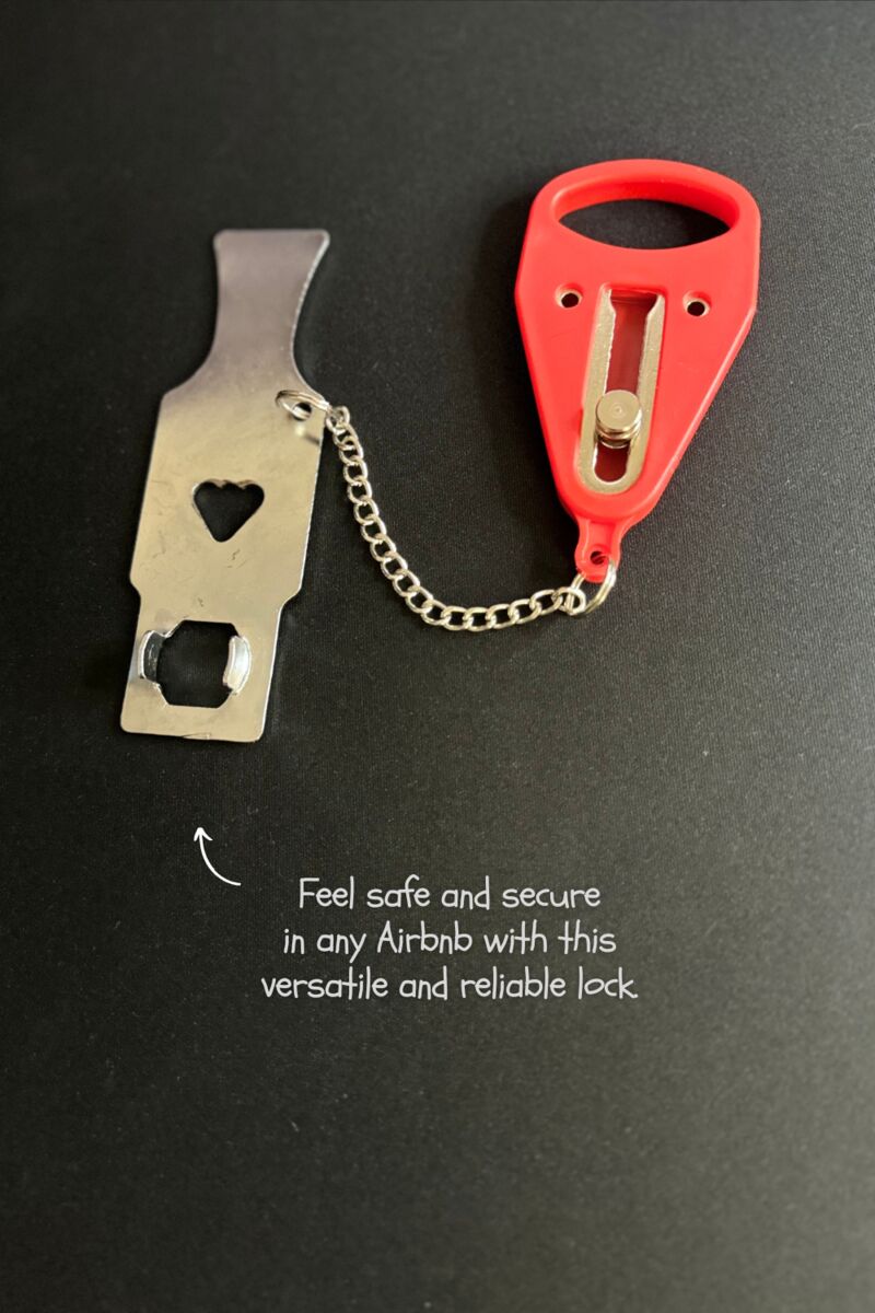 Portable door lock with its metal plate and chain